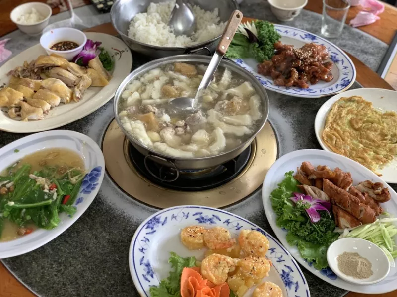 天山鄉土雞城｜五股高CP質合菜餐廳家族聚餐首選｜觀音山夜景餐廳｜冬季綠竹筍之歌