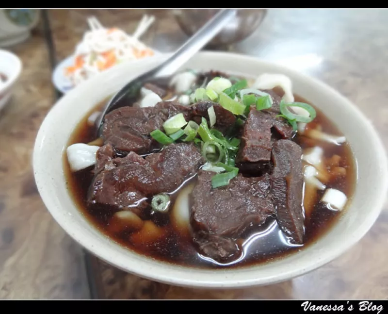 【Vanessa食記】湯頭濃醇麵條彈Q的牛肉麵。建宏刀切牛肉麵