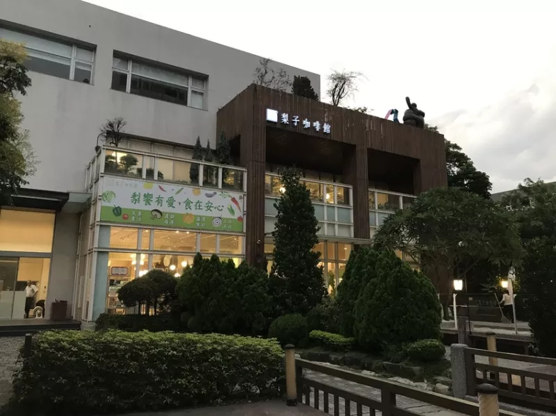 ［臺中北屯］梨子咖啡館崇德店~臺中親子餐廳推薦，有大空間及砂池供小孩玩耍，餐點多樣化，出餐速度快服務也不錯