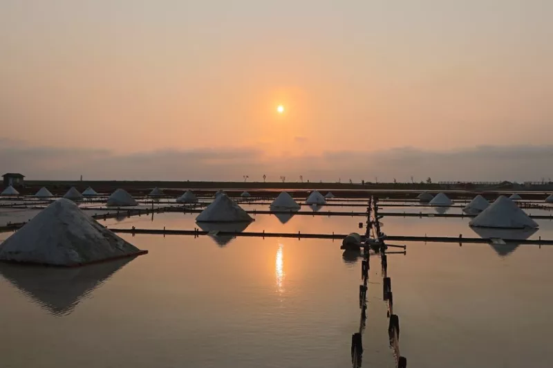 臺南一日遊推薦行程｜臺一大車隊帶大家去井仔腳賞夕陽、七股鹽山吃鹽？赤崁樓名勝古蹟之旅｜附行程表及井仔腳日落時間表｜梅森
