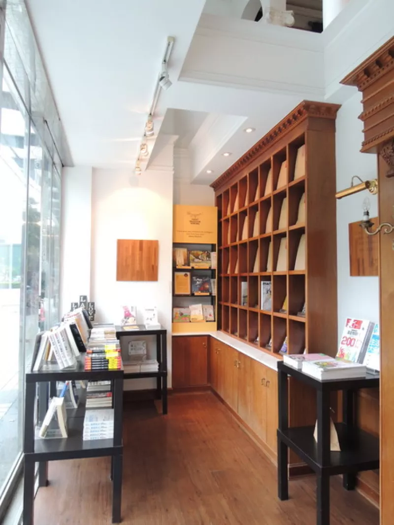 在圖書館喝下午茶：MOOOON RIVER CAFE．BOOKS        
      