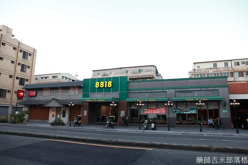 【臺南美食】8818比薩屋PIZZA RESTAURANT，手工披薩、經典炸雞，臺南人懷念的老味道89炸雞回來了