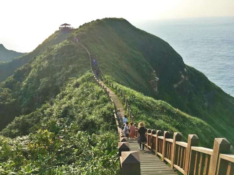 【旅遊】鼻頭角稜谷步道|連接海天一色如同爬上雲(yún)裡的美景