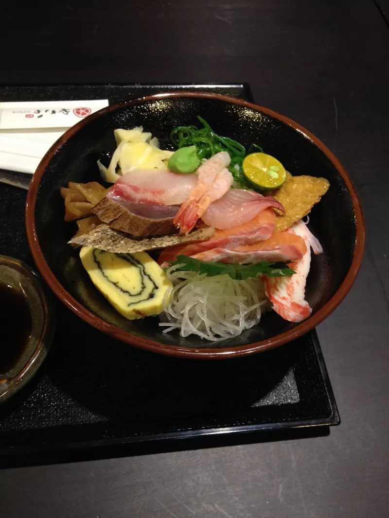 [臺北捷運美食-中山國中站] 八坂丼屋(錦州店)-平價生魚片/熟食丼飯 