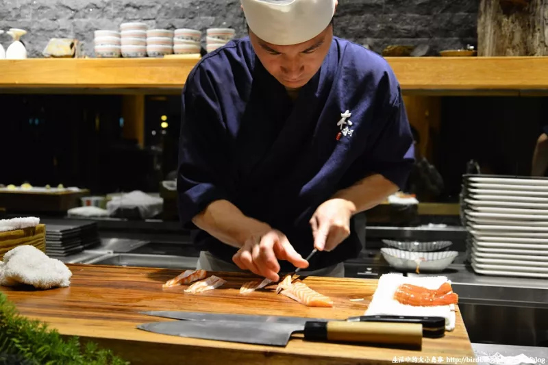 臺中美食。CP值超高的"本壽司"-一口吃下波濤洶湧的大海(肚子餓時慎入)【鳥夫人】