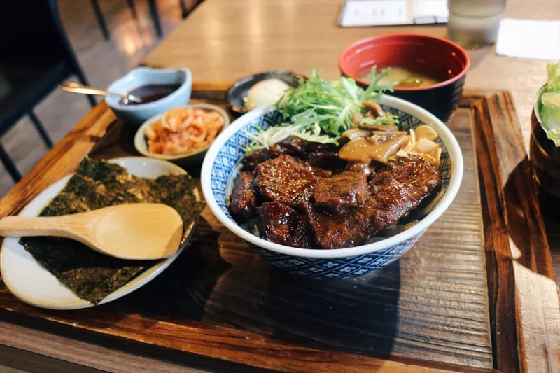 〈大安區(qū)〉開丼·燒肉vs丼飯，號稱地表最強燒肉丼