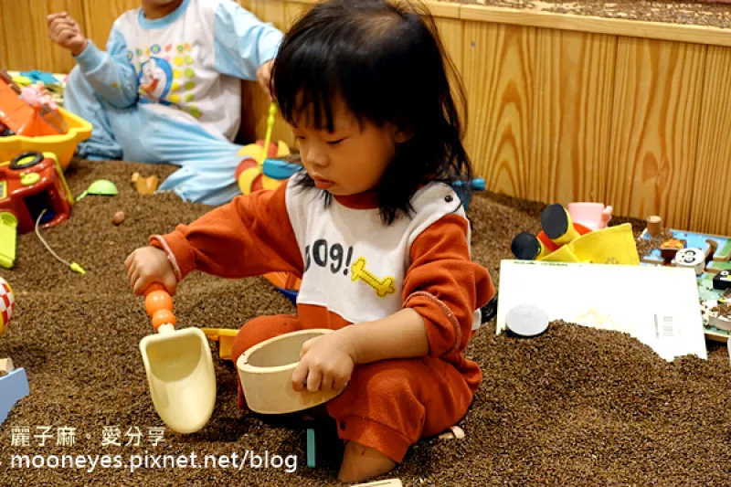 [美食] 臺(tái)北信義。恰恰親子餐廳：孩子們別顧著玩啊 東西也很好吃喔～