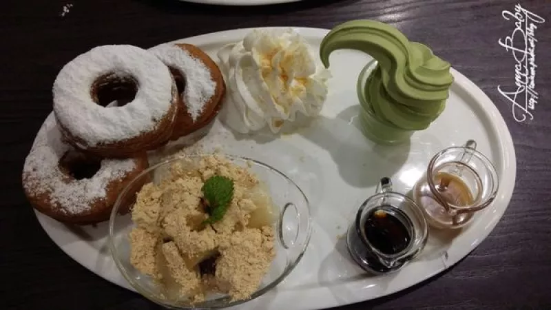 『食』臺北市。中正區(qū)。法瓦奇朵-信陽店。Waffogato。正餐午茶消磨好所在。大食量聚餐必點買一送一。抹茶可頌甜甜圈絕對不可錯過