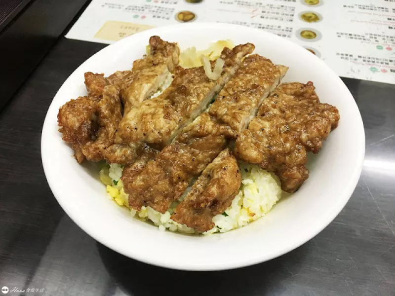 【新北新店】小樂(lè)精緻麵食館寶橋店 | 媲美鼎泰豐 想吃先排隊(duì) 神還原排骨蛋炒飯
