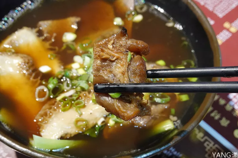 【臺北西門町】滿漢牛肉麵食堂，西門牛肉麵店不只賣牛肉麵，還有水蟹粥、滷肉飯也是招牌菜