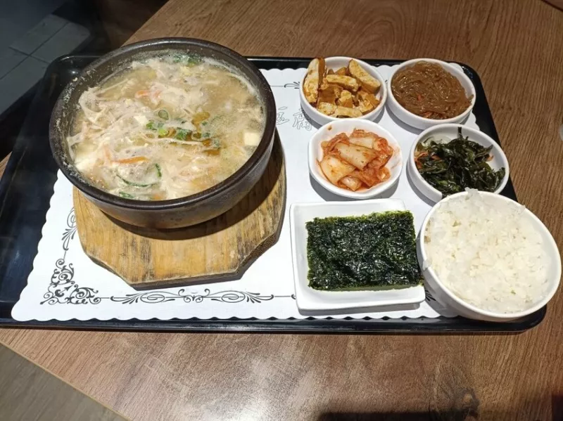 新北市板橋區板橋美食|釜山順豆腐板橋店。套餐享有4樣韓式小菜、1海苔、1白飯、飲料暢飲!內用不加收10%服務費