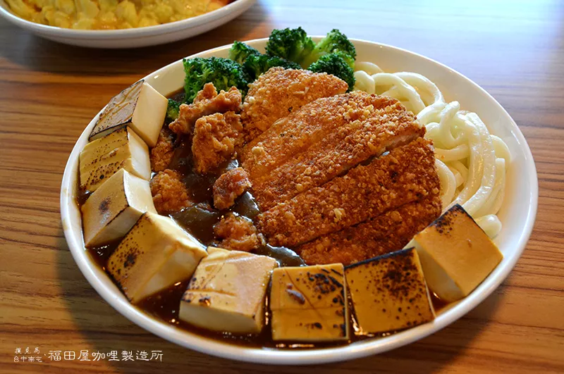 客製化咖哩飯，份量及配料自己配