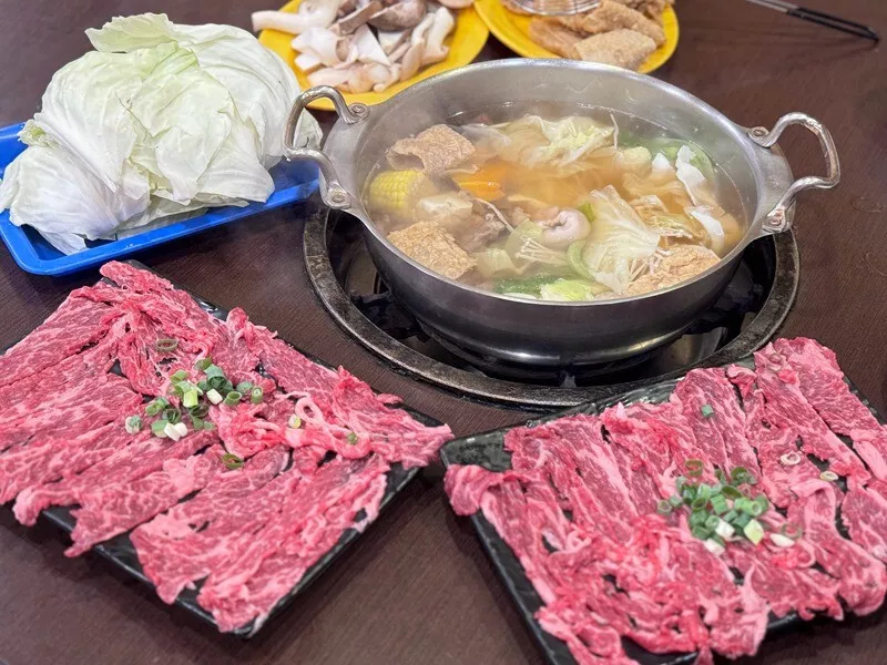 嘉義市西區阿忠牛肉湯》招牌霜降牛肉火鍋超美味來店必嚐 ，媒體熱訪連在地人也愛