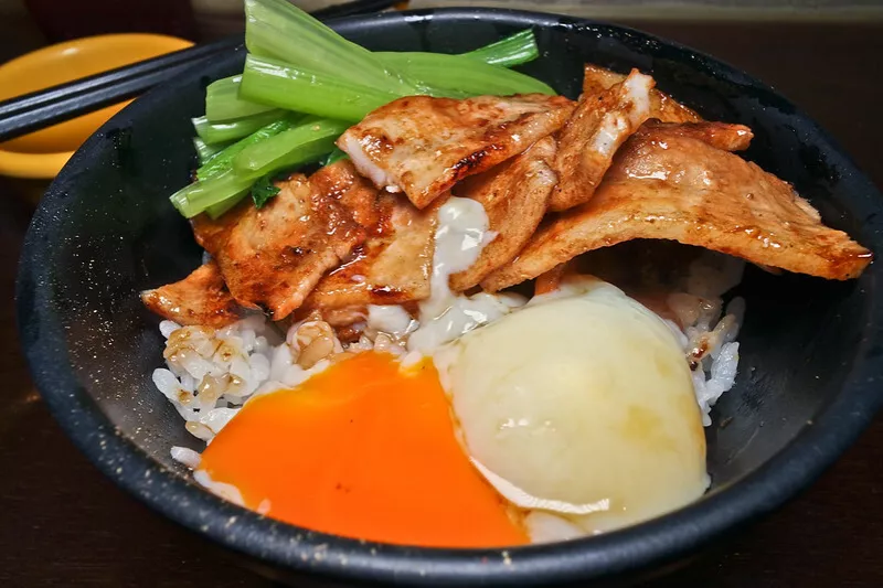  佐藤精肉店 akiba 炭火豬丼專門店,光華商場旁美味烤肉丼飯