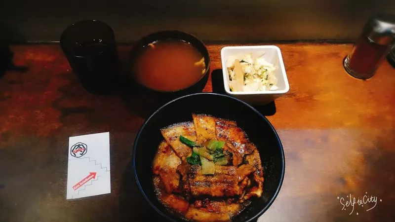 【臺北/中正區 燒肉丼】佐藤精肉店akiba★光華商圈巷弄裡的神祕餐廳★讓人想一吃再吃的烤五花丼