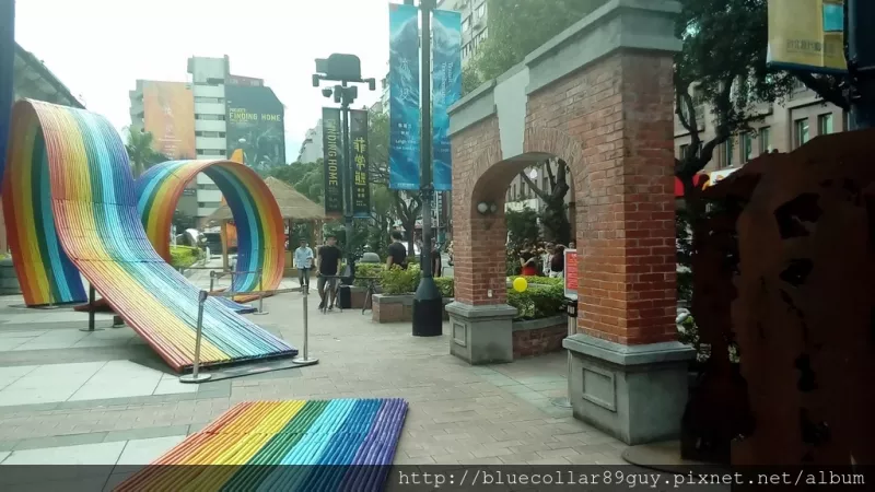 【街頭．臺北?當代藝術館】彩虹連結 Rainbow Bridges．從天而降ㄉ彩虹．大型藝術裝置