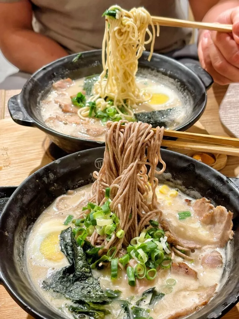 推薦臺中必吃美食拉麵-信川屋 每天現做手作麵條 有機玫瑰花瓣麵條好特別！無毒豬叉燒好厚！