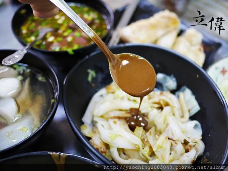 臺(tái)中北屯  立偉麻醬館麵食太原店，第二市場老店將一麵三吃的好滋味送來北屯，除了內(nèi)用外也提供外送服務(wù)，近太原路、北屯路