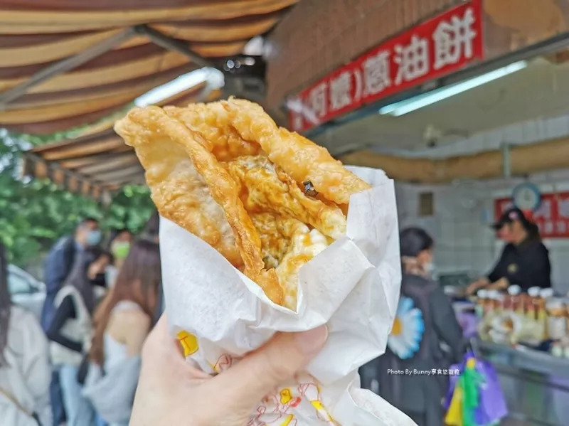 【宜蘭美食】頂埔阿嬤蔥油餅 / 頭城必吃排隊美食 炸蛋蔥油餅 / 銅板美食推薦