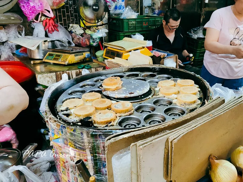 臺中市西區臺中｜小吃  15元紅豆餅 : 巷仔人才知道就在向上市場內，真的在裡面