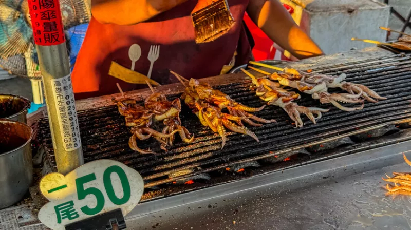 高雄市旗津區旗津美食 – 月桂烤小卷 x 獨家醬料而且一隻只要50元的美味！