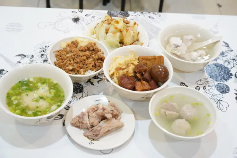 新竹金山街美食 食旗味 旗魚湯。焢肉飯