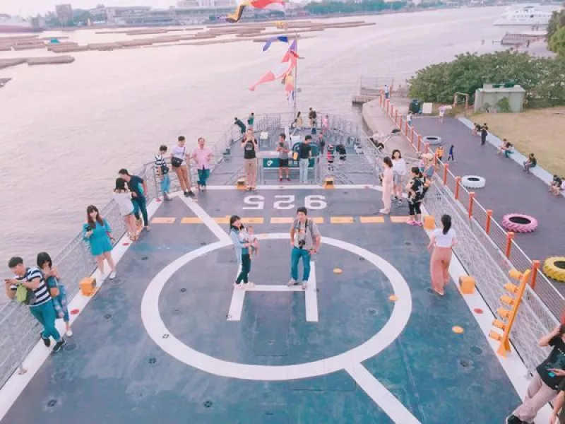 臺南-景點 安平定情碼頭德陽艦園區 停機坪與夕陽好美~