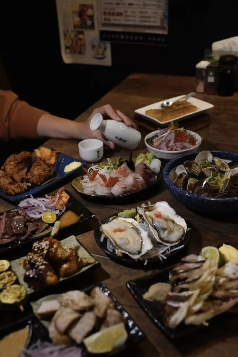 【板橋美食】漁網居酒屋 - 招牌新鮮漁獲料理、創意烤串，還有爆量海膽軍艦壽司！下班聚餐宵夜首選，板橋在地人居酒屋推薦