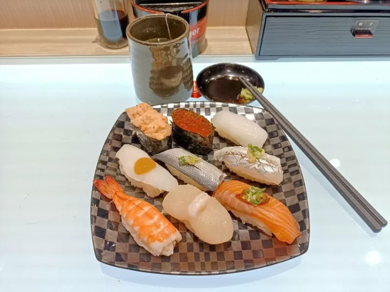 新北市板橋區板橋美食|海壽司-板橋大遠百店。食材新鮮、空間迷你、價格略高!