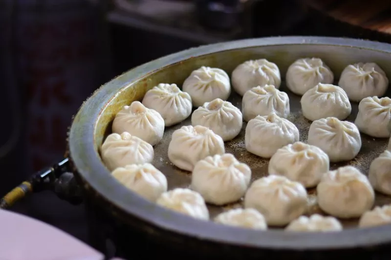 臺南居食之家｜道地生煎包鮮嫩欲滴！上海功夫菜館！經典麻辣口味、香味四溢臭豆腐！臺南聚餐推薦、附菜單｜梅森