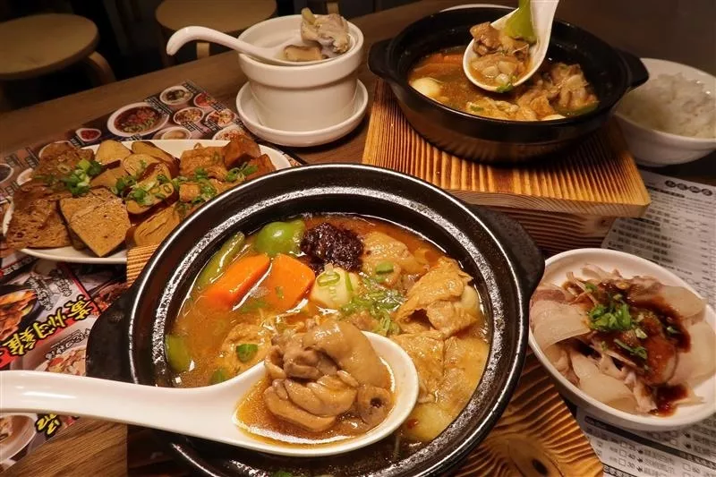 永春站 南龍麵屋 黃燜雞飯溫潤燉菜配料豐富 燉排骨軟嫩 五香滷味 香菇雞湯推薦~ 