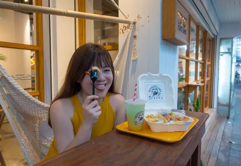 酸酸推薦!!!臺北 松山區 捷運小巨蛋美食 | 偷口夏威夷餐盒 Toco Plate Lunch 夏威夷度假風餐廳 . IG熱門打卡店家