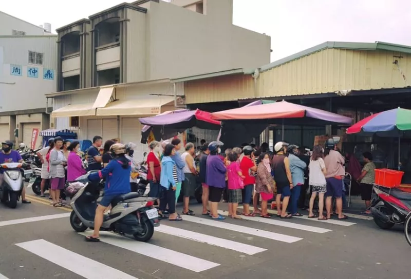 臺(tái)南永康區(qū)美食︱從外婆、媽媽到女兒三代傳承的客家麻糬和消暑仙草茶，隱身在崑山菜市場(chǎng)裡的人氣小吃~