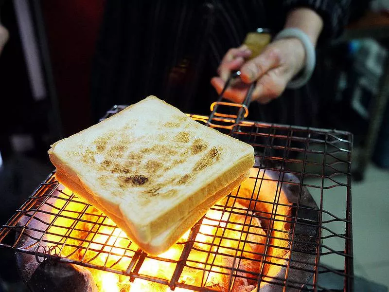 不用等烤肉！全臺８家超夯『炭烤吐司』，解決你早餐吃什麼的煩惱！