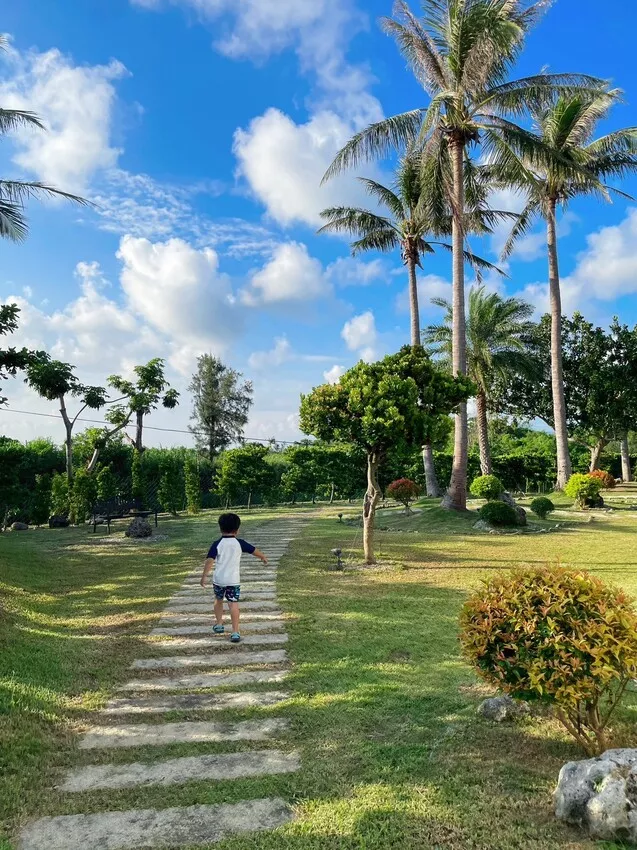 屏東縣恆春鎮【恆春住宿】十二星座庭園渡假會館-尋覓屬於你的命定星座居所，南國慢活心靈綠洲，純白別墅、船型戲水池與燒烤區浪漫燈光，有客廳、浴缸的超大房間，盡享獨特渡假風情！近後壁湖、白沙灣。