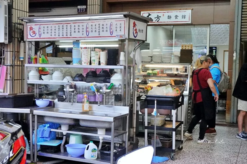 臺中市大里區【臺中】大方麵食館，麻辣皮蛋拌麵，新鮮生腸小菜，大里美食