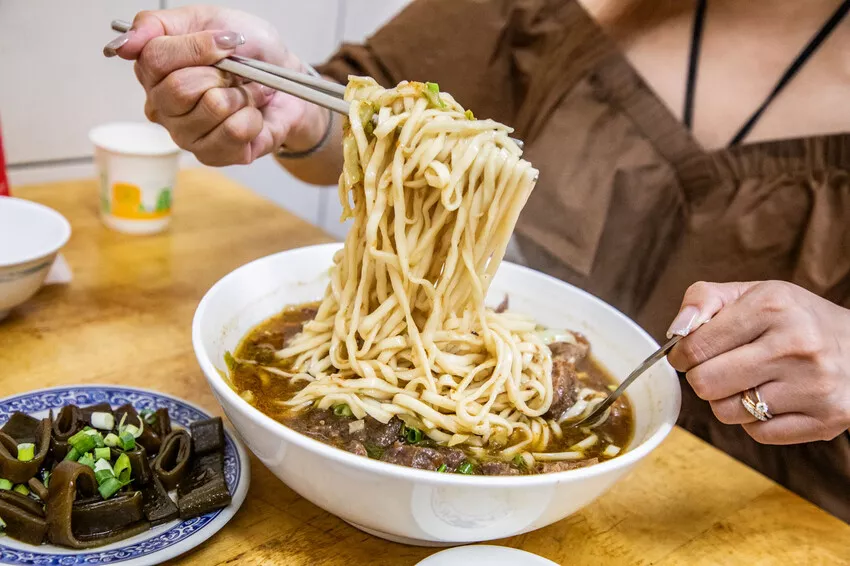 南投縣埔里鎮亞標小吃部｜大碗牛肉麵根本家庭號！鄉民們推薦大份量沙茶牛肉麵