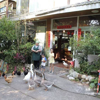 【臺中石岡】羅望子生態農場。餵小動物吃飯.撿雞蛋.抓蝴蝶.種子卡片DIY.更酷的是還有鵝保鑣，這一趟難得的農場生態教育是孩子一輩子都忘不了的有趣體驗。