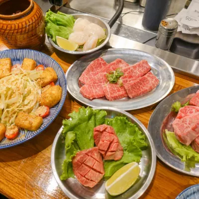 蘆洲美食》熊賀燒肉 道地日本風(fēng)吧檯式燒肉 A5等級日本和牛 100%純米年糕 - 艾莉絲愛旅行